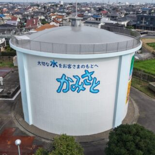 子供たちの絵を貯水タンクに描き、お披露目会が行われました
